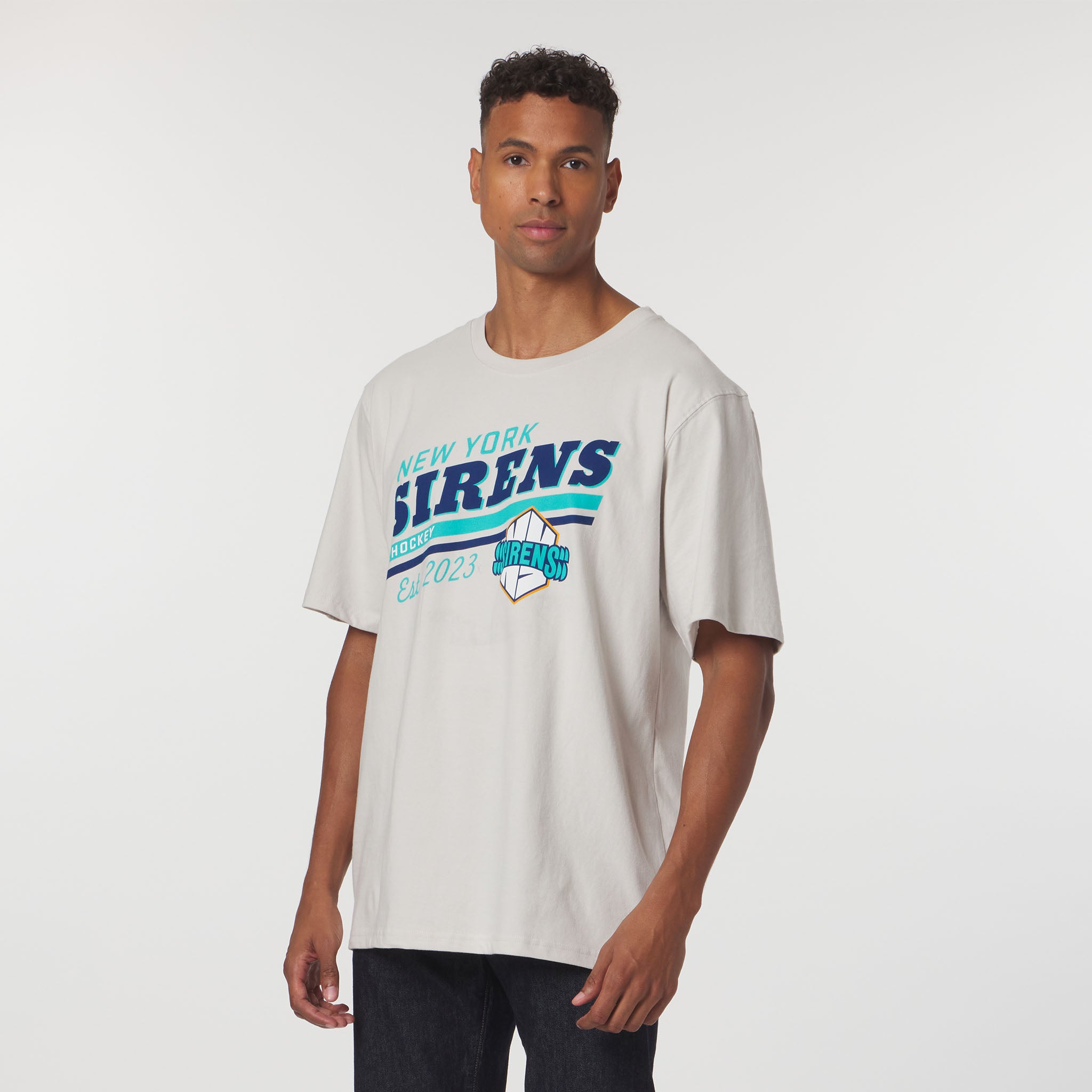 Man wearing a white t-shirt with 'New York Gilets' text on a plain background